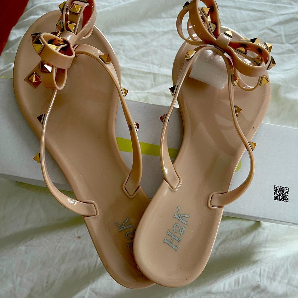 H2K women’s sandals brand new in box